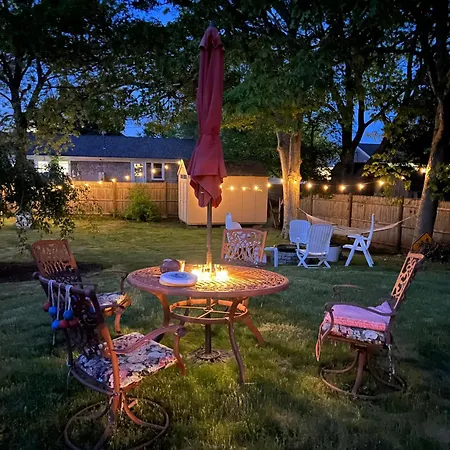 A Cozy Cape House Steps To Restaurants & Beaches ~1.4 Miles Down Scenic Roads